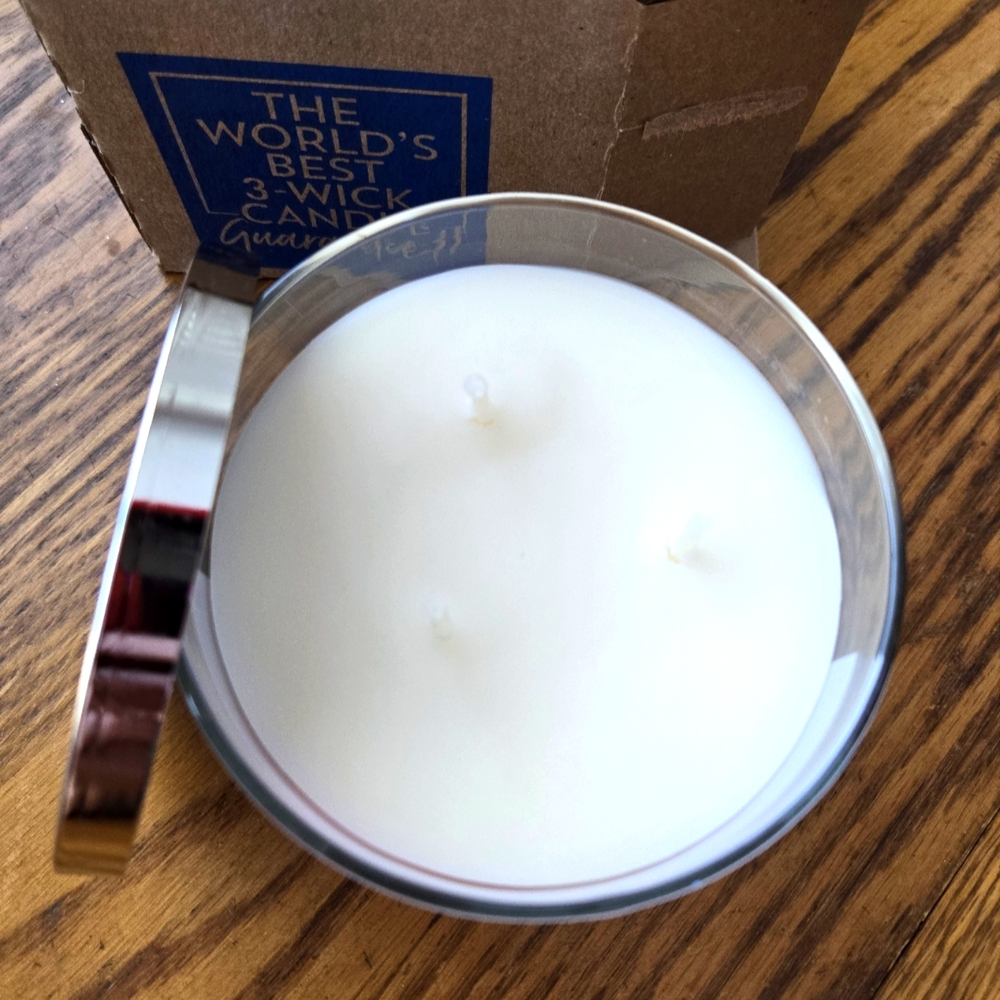 πBOGO 50%ππ―NWTβΌοΈ Bath & Body Works "Cherry Almond Shortbread" 3-wick Candle - Picture 3 of 10